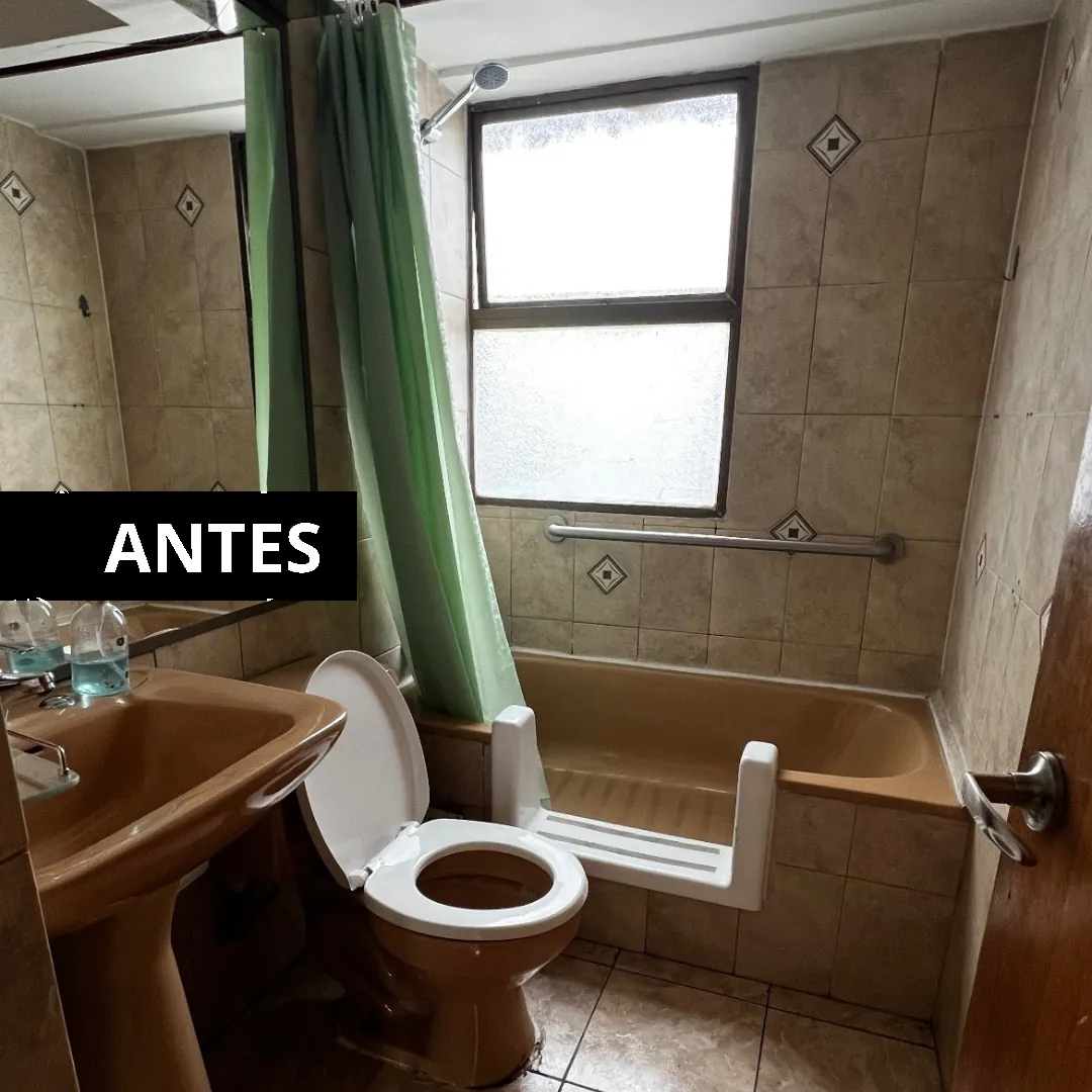 Baño en Carlos Antúnez antes de la remodelación, con revestimiento antiguo