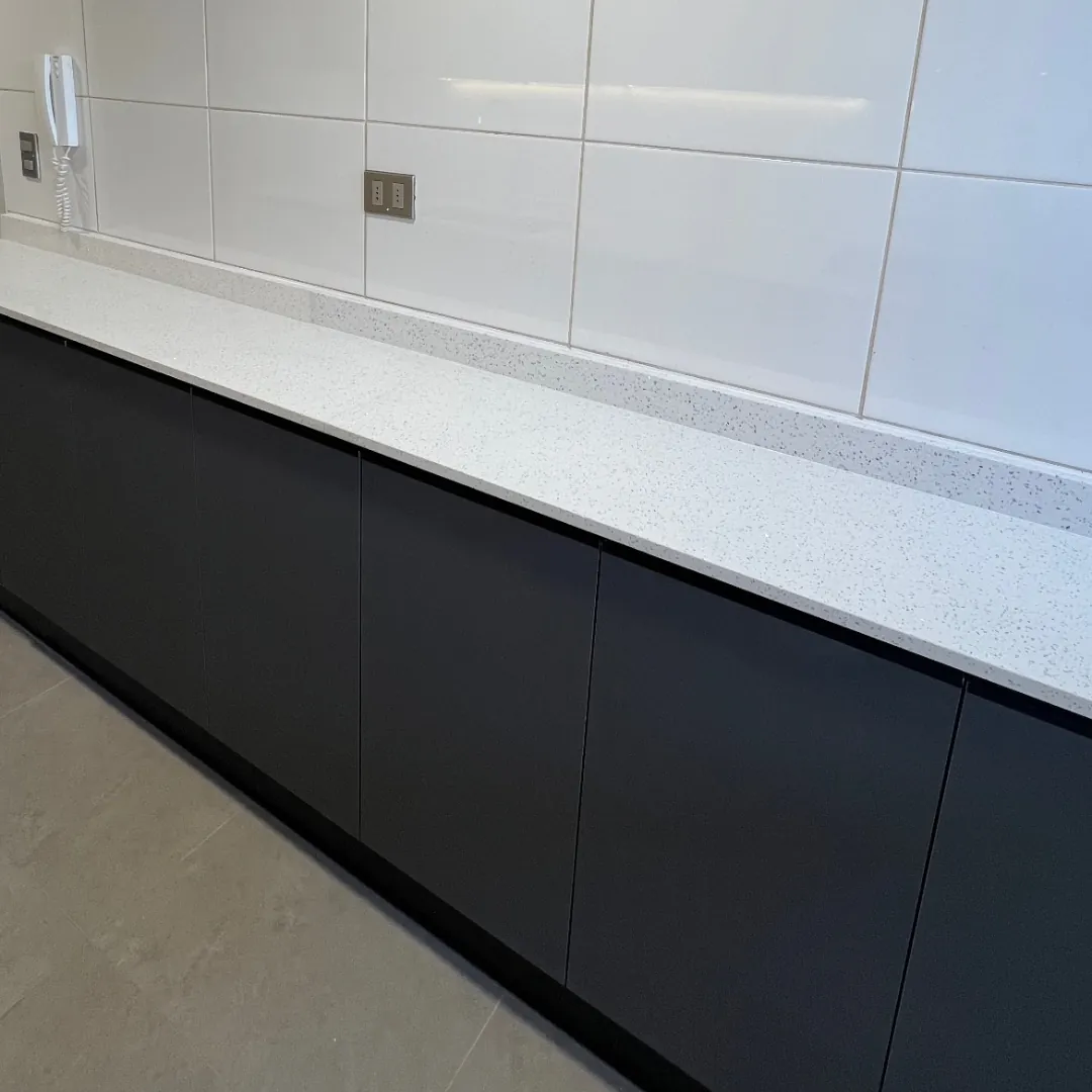 Cocina en Cristóbal Colón con muebles a medida instalados