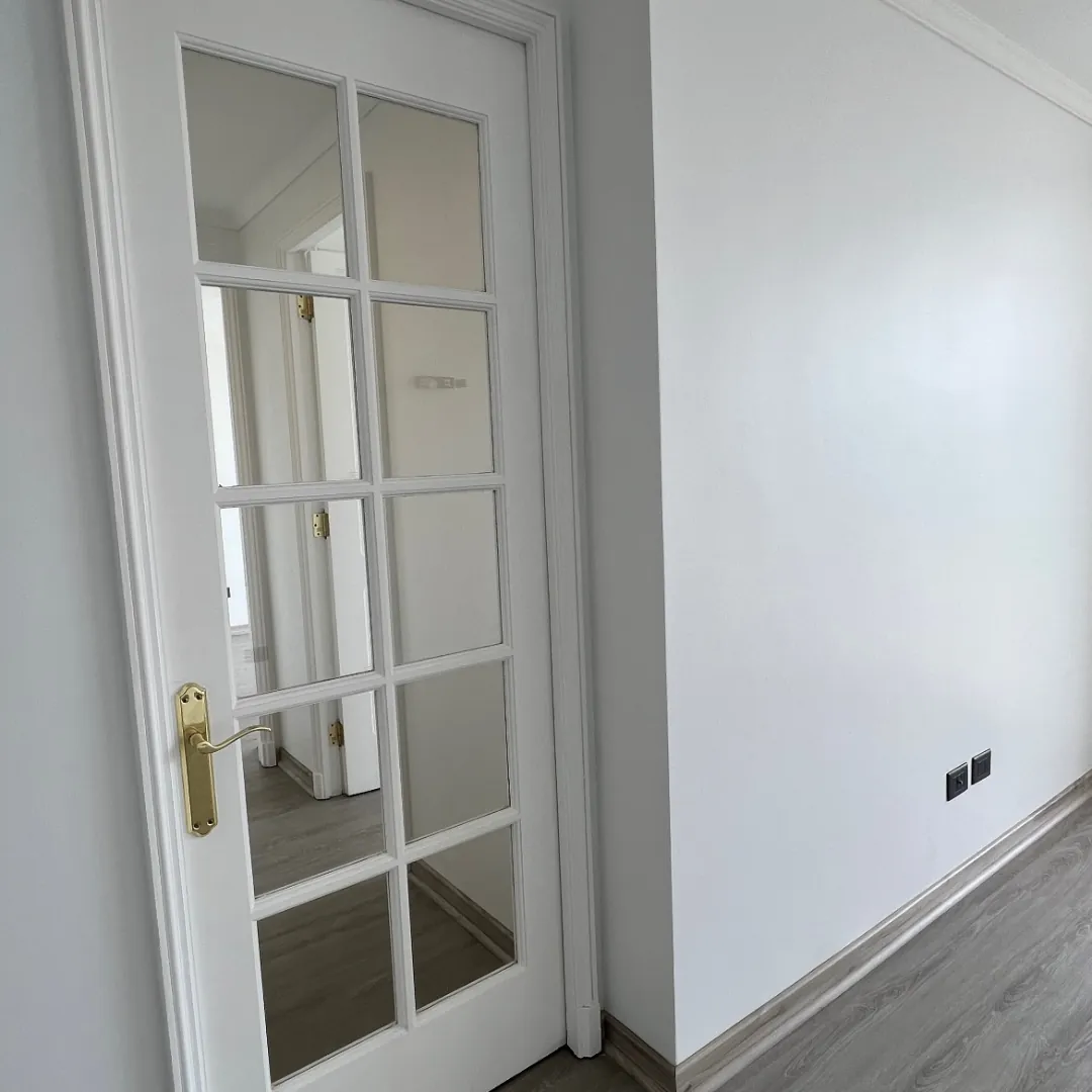 La misma vivienda en Varas Mena con pintura y piso terminados